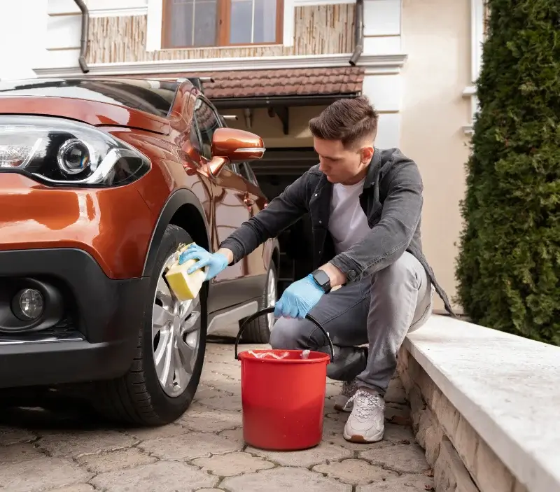 Lavage auto à domicile Bioule : professionnel intervenant sur un véhicule